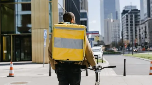 Jovem pede delivery e descobre que pedido foi parar na delegacia junto com motoboy