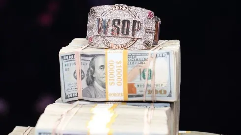 Bracelete destinado ao campeão do Main Event da WSOp 2022 (Foto: Reprodução Twitter oficial Ryan Butler @ButlerBets)