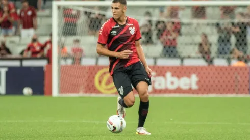 Lucas Fasson foi negociado com o futebol russo (Foto: Robson Mafra/AGIF)