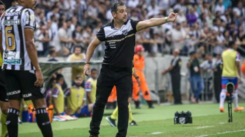 Foto: Lucas Emanuel/AGIF – Marquinhos Santos lamentou a eliminação para o Fortaleza