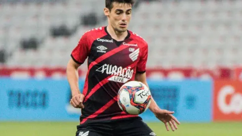 Léo Cittadini com a camisa do Athletico Paranense (Foto: Robson Mafra/AGIF)