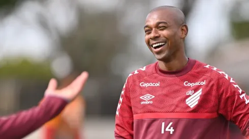 Após Fernandinho, Athletico-PR pode fechar com outro volante que joga a Champions League