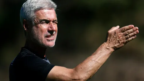 Foto: Vitor Silva/Botafogo/Divulgação - Luís Castro: técnico tem reforços e dúvidas para jogo com Santos