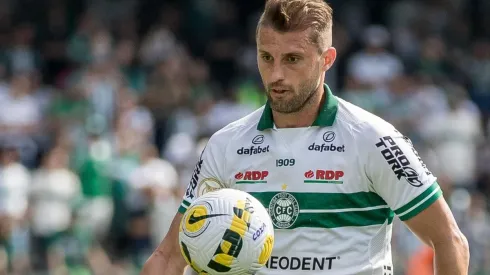 Foto: Robson Mafra/AGIF - Henrique: zagueiro volta ao time titular do Coritiba