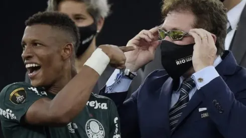 Foto: Reprodução/Instagram - Alejandro Domínguez, presidente da Conmebol, em premiação da Libertadores de 2020 vencida pelo Palmeiras