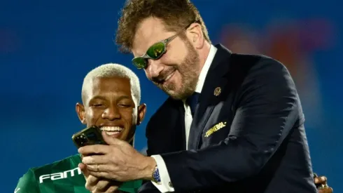 Foto: Reprodução/Instagram - Alejandro Domínguez (à direita) é presidente da Conmebol, que puniu Atlético-MG com a perda de Allan no jogo contra o Palmeiras