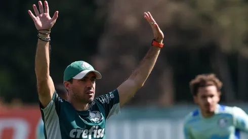 Abel Ferreira deve levar Palmeiras a campo com um jovem na defesa e dúvida no comando de ataque