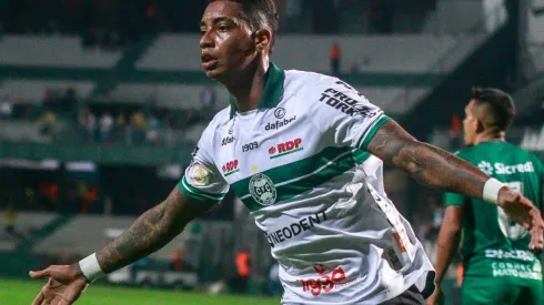 Alef Manga ‘perde a linha’ após marcar, Morínigo age para evitar polêmica