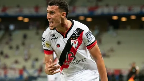 Foto: Kely Pereira/AGIF - Baralhas celebrou a grande vitória do Atlético-GO sobre o Corinthians