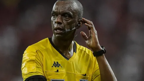 Foto: Thiago Ribeiro/AGIF – Luiz Flávio de Oliveira: arbitragem irritou tanto cariocas quanto paranaense