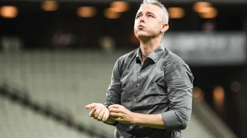 Foto: Kely Pereira/AGIF - Tiago Nunes admitiu que jogador do Ceará não fazia faltas para não ser