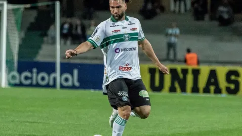 Léo Gamalho ‘abre o verbo’ e comenta derrota do Coritiba no ‘apagar das luzes’ para o Santos no Couto Pereira