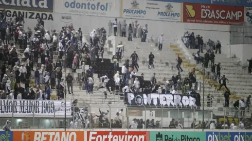 Foto: Rogério Capela/AGIF | Portão que separava as torcidas foi arrombato