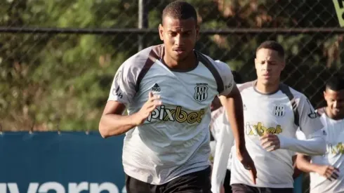 Diego Almeida/PontePress/ Mateus Silva e +5; Hélio dos Anjos liga sinal de alerta para pendurados contra o Brusque.