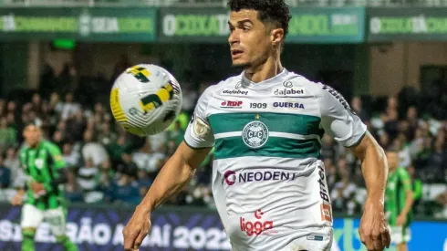 Foto: Robson Mafra/AGIF - Egídio: lateral está à disposição do Coritiba para o fim de semana