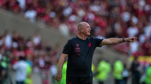 Agif/Thiago Ribeiro - Felipão tenta controlar vestiário após goleada para o Flamengo