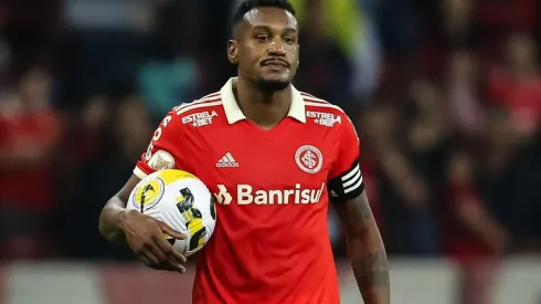 Foto: Pedro H. Tesch/AGIF - Edenilson: meio-campista é alvo de críticas da torcida do Colorado