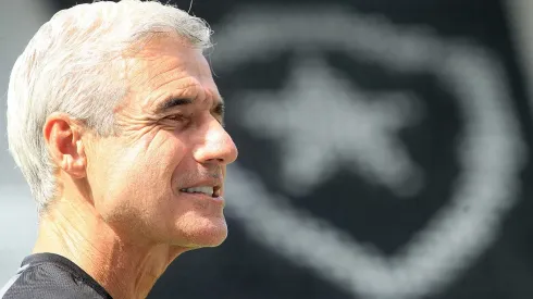 Foto: Vítor Silva/Botafogo - Luís Castro ganhou 10 reforços na janela de meio de ano