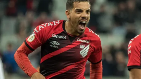 Terans deve retornar ao time titular do Athletico (Foto: Robson Mafra/AGIF)