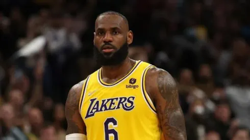 LeBron renovou por mais dois anos com os Lakers