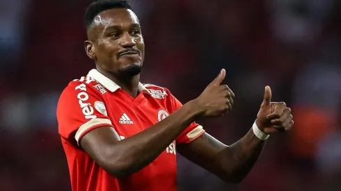 Foto: Pedro H. Tesch/AGIF - Edenilson: futuro indefinido no maior rival do Grêmio