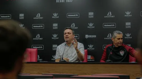 Foto: Flickr oficial do Atlético Goianiense – Adson em entrevista coletiva.