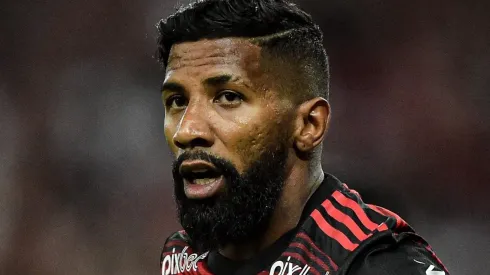 “As conversas estão bastantes avançadas”; Rodinei fica próximo de assinar com rival