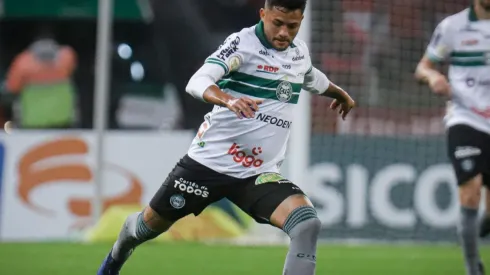 Foto: Maxi Franzoi/AGIF - Val: volante do Coritiba está suspenso no Brasileirão