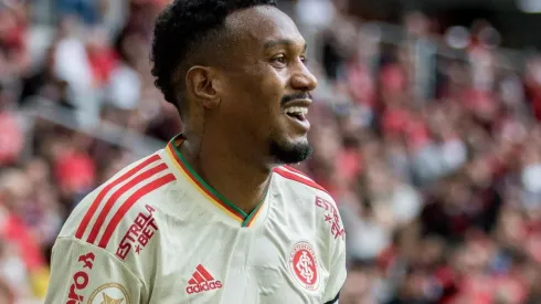 Foto: Robson Mafra/AGIF - Edenilson: volante convive com muitas críticas da torcida do Inter