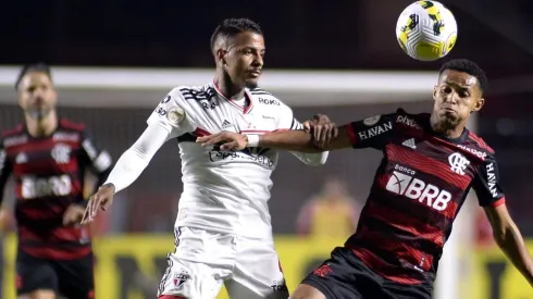 Alan Morici/AGIF – São Paulo e Flamengo em ação.