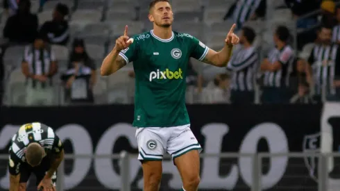 Fernando Moreno/AGIF - Pedro em ação pelo Goiás.