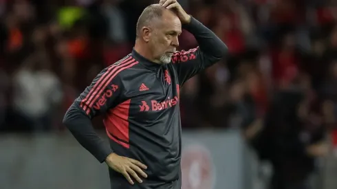 Foto: Pedro H. Tesch/AGIF - Mano Menezes defendeu Edenilson em meio a críticas da torcida do Inter