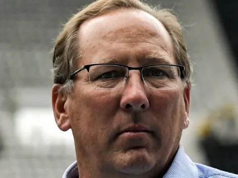 John Textor age nos bastidores após ação trabalhista de lateral-direito