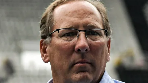 John Textor age nos bastidores após ação trabalhista de lateral-direito