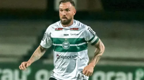 Foto: Robson Mafra/AGIF – Willian Farias: volante destacou a importância do jogo com Avaí para o Coritiba