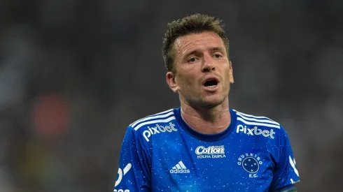 Thiago Ribeiro/AGIF. Antes questionado pela torcida celeste, Eduardo Brock é, atualmente, capitão do Cruzeiro em campo