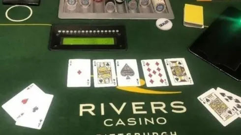 Mão de cinema aciona 'bad beat jackpot' (Foto: Reprodução Twitter oficial Cassino River @WinBigRivers)