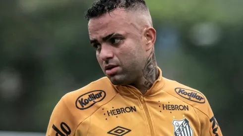 Foto: Ivan Storti/Santos FC - Luan foi testado por Lisca na vaga de Carabajal em treino desta 4ª