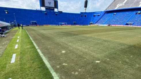 Foto: Reprodução Pedro Ivo Almeida no Twitter / @pedroivoalmeida - Gramados do campo do Vélez.
