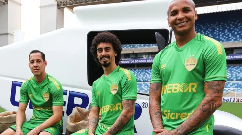 Foto: Divulgação / Twitter Oficial do Cuiabá EC - Deyverson e Valdívia estão na publicação de lançamento da camisa.