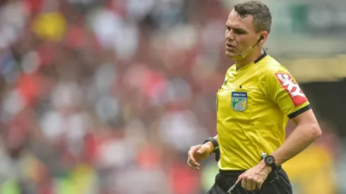 Foto: Thiago Ribeiro/AGIF | Árbitro teria falhado em lance envolvendo Vidal