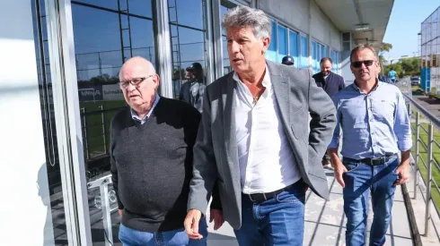 Foto: Lucas Uebel/Grêmio/Divulgação – Bolzan e Renato: Grêmio pode negociar jogador que custou caro