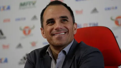 Luciano Belford/AGIF - Rodrigo Caetano tenta tirar reforço do Galo.