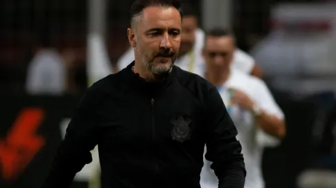 Foto: Fernando Moreno/AGIF - Vítor Pereira 'soltou os cachorros' ao falar de jogador do Corinthians
