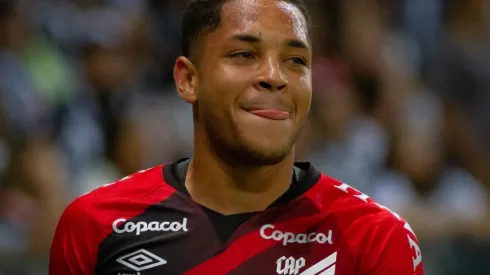 Fernando Moreno/AGIF - Vitor Roque é sondado por gigantes para deixar o Athletico