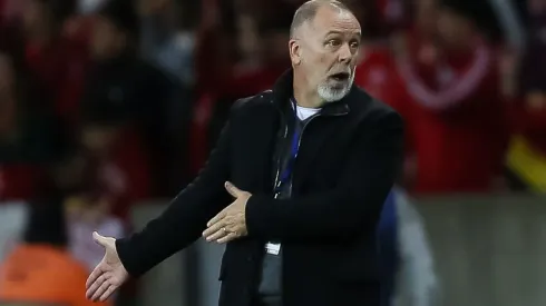 Foto: Pedro H. Tesch/AGIF - Mano Menezes 'acusou o golpe' e caiu na provocação de torcedores do Atlético-GO apoiadores de Abel Ferreira