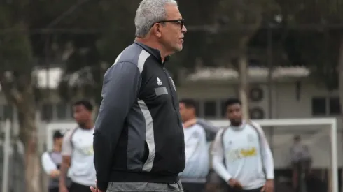 Foto: Flickr da Ponte Preta – Hélio comandando treino.