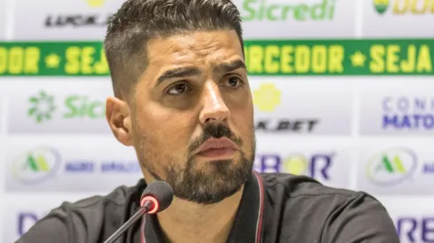 Foto: Robson Mafra/AGIF - António Oliveira quer livrar o Cuiabá do rebaixamento