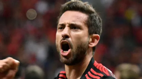 Everton Ribeiro atuou no Coritiba (Foto: Mateus Bonomi/AGIF)