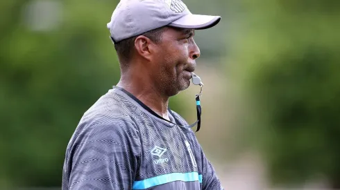 Foto: Pedro Ernesto Guerra Azevedo/Santos FC - Orlando Ribeiro deve promover entrada de Carabajal como titular diante do Athletico-PR